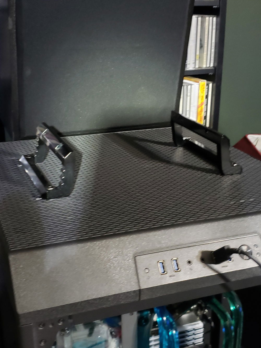 aluminum handles to mount the surfboard