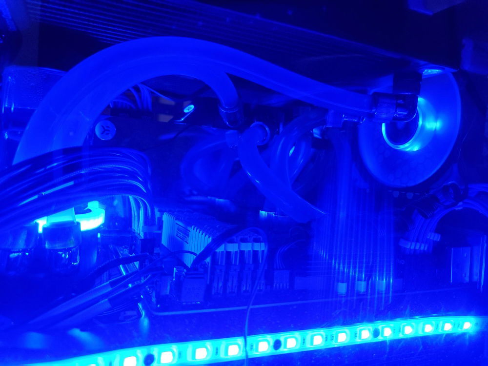 Right side - the reason I called this Ocean Breeze is because of how many fans there are one, two how it is so blue, and finally because if you look very closely here you can see a kind of wave formation with the pipes