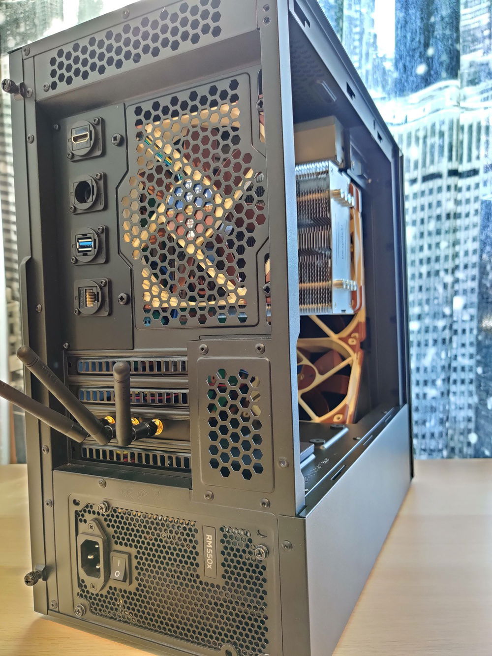 Rear I/O and antennas