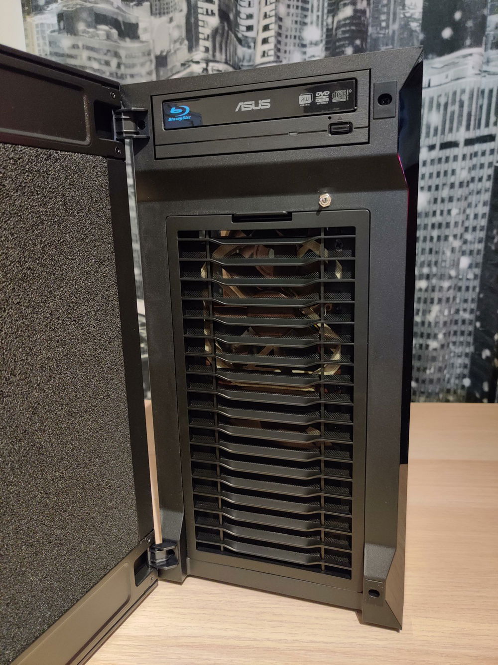 BluRay drive hidden inside the chassis of an old Asus unit. Eject button works