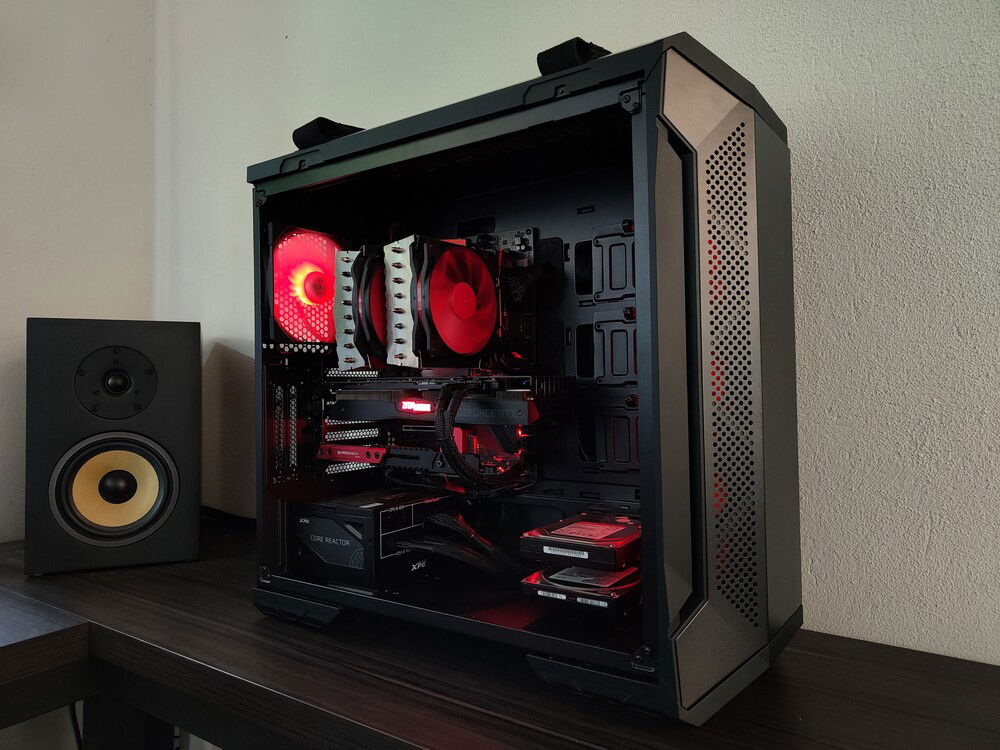 Previous iteration of the system, with the air cooler and RTX2070.