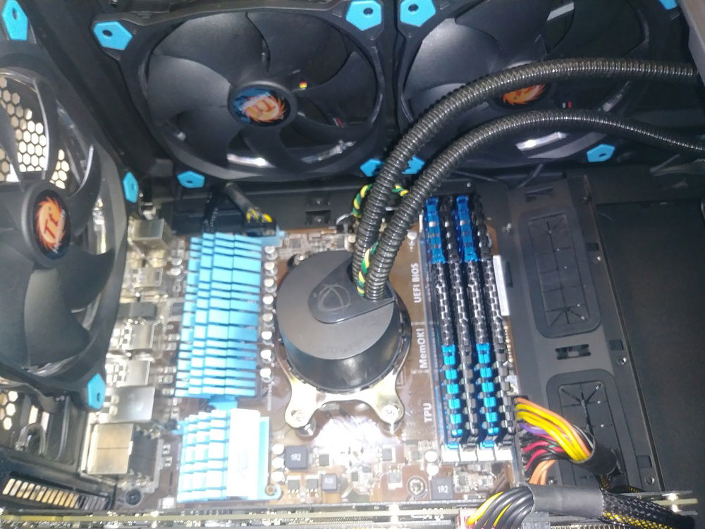 Thermaltake Riing 12/14 Blue LED fans
