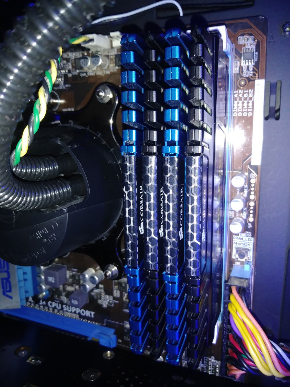 Alternating BLUE and BLACK modules #Corsair