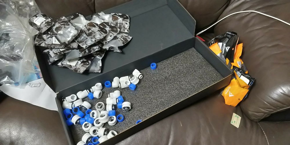 19 connectors and 10 90 degrees used. All in white.