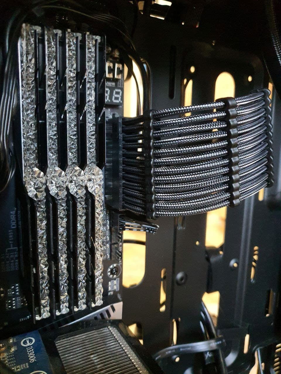 Changed the diffusors on my G.Skill Trident Z Neo to those of the Royal series and swapped the 24-Pin Cable to a ModMesh Classic in Carbon Look