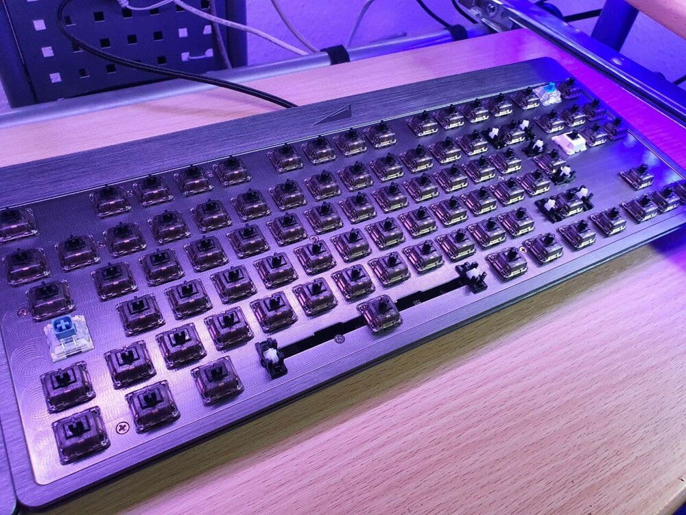 Modding in process: Gateron Black Inks, a Kailh Box Navy for Capslock, Cherry MX Blue for Scroll-lock (as well as Num-Lock) and a Everglide Drak Jade for DEL so I can feel which key will get me into BIOS.