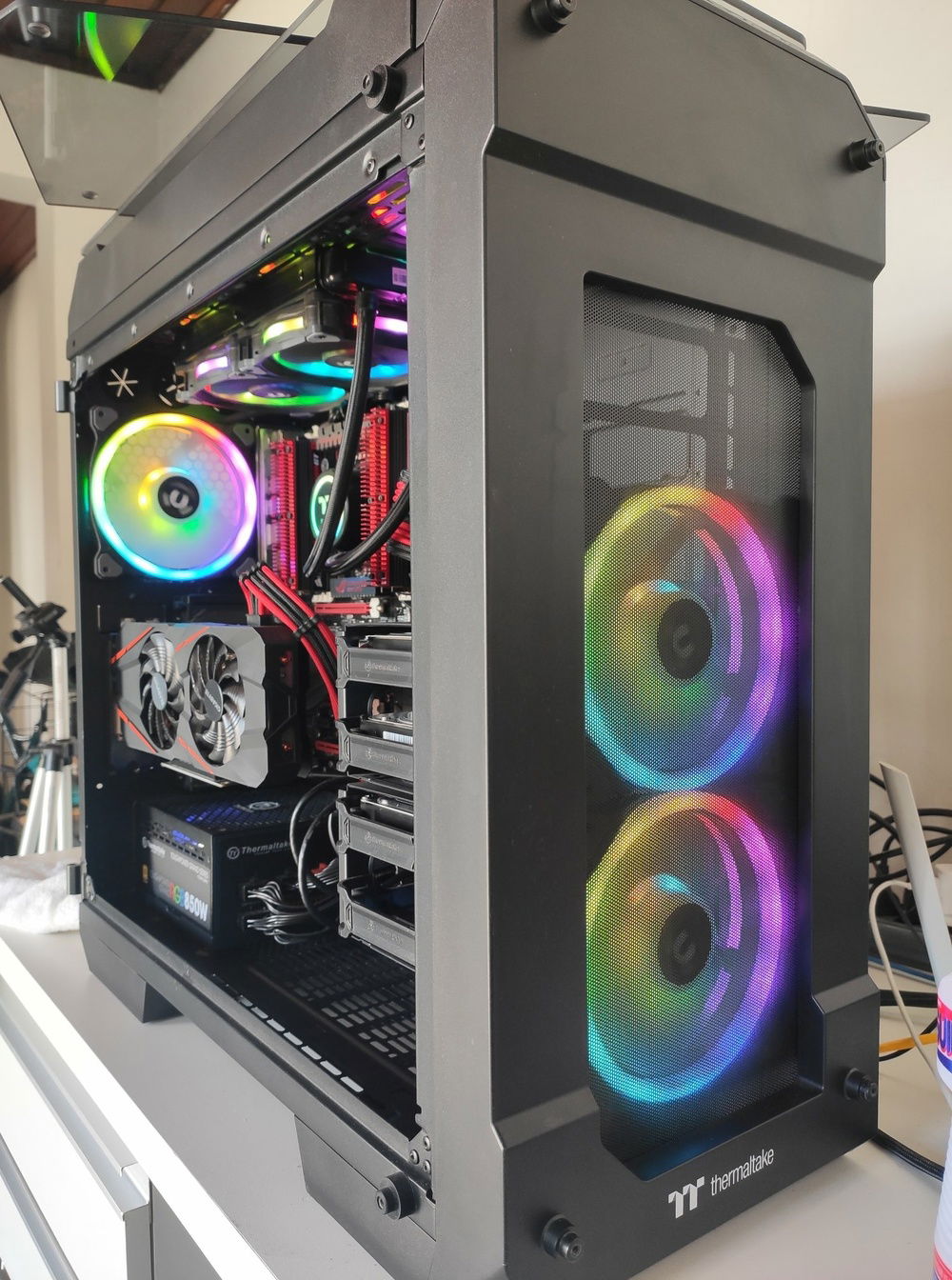 A photo showing the profile of our View 71 without the glasses that make up this case.