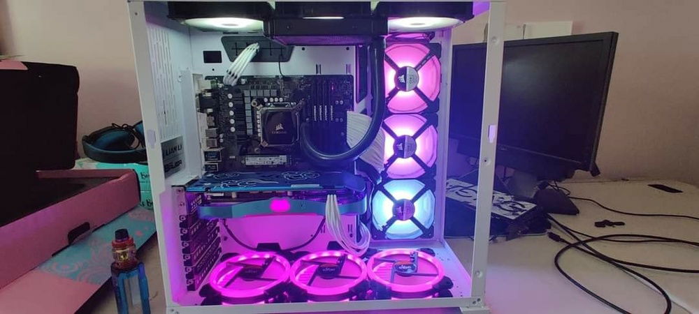 Part 1: ASrock H370M, Pentium G5400, and 16GB Kingston HyperX Fury @ 2400MHz. The top fans were Corsair AF120 white, and the AIO was a Corsair Hydro 120mm. This was with white sleeved cable extensions, and the new (at the time) Yeston RX580 2048SP. This was taken on initial assembly day.
