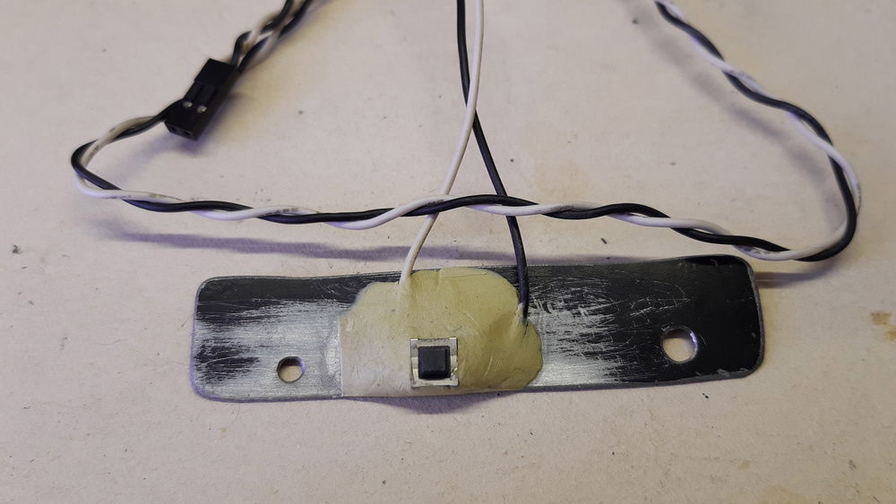 Fixed with epoxy on a metal support