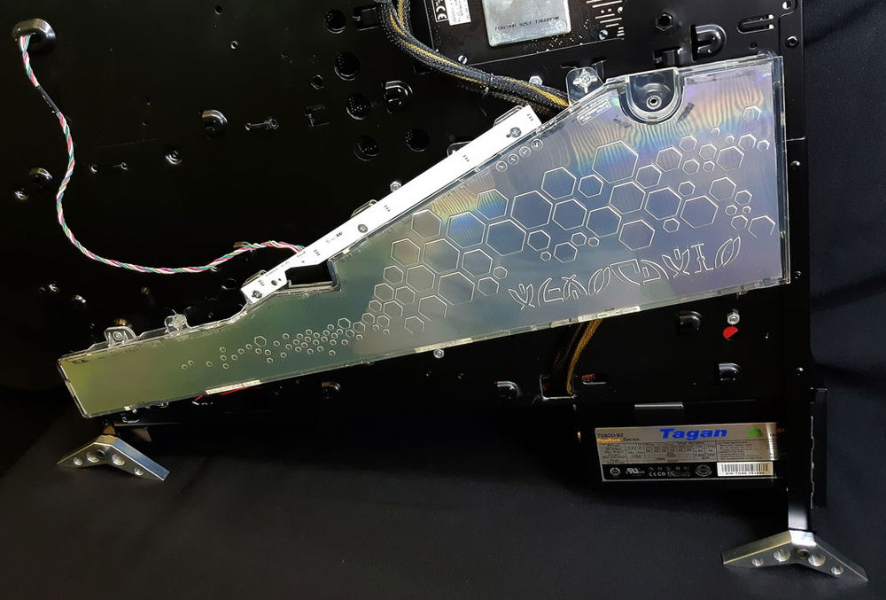 Here i've placed behind this plexiglas a sheet of reflective material from broken LCD that give a cool aluminium effect