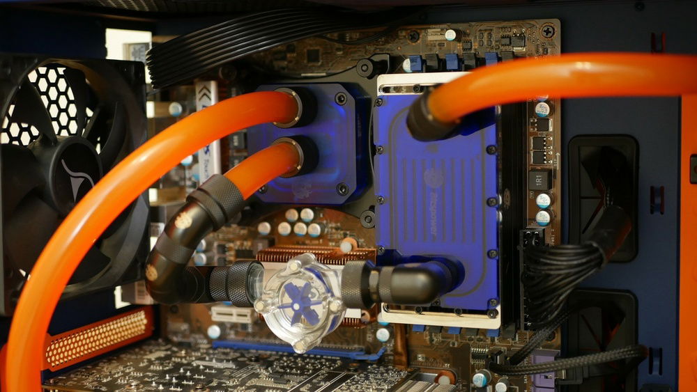 Both CPU and RAM blocks are Bitspower Ice Blue. Impeler on visual flow indicator was changed to blue too