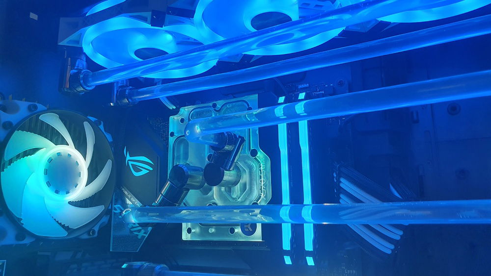 Monoblock and exhaust fan (the only Vardar X3M left in the system)