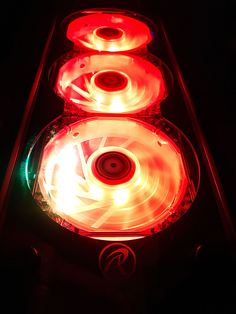 Gehäuse: Ponos TG Midi-Tower, Tempered Glass (3 Front RGB Lüfter, 3 oben, hinten 2 und einer vor der SSD)