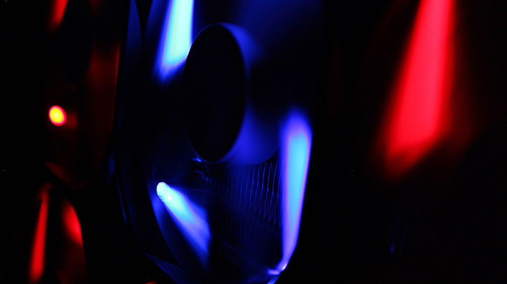 Radiator MO-RA3 360 LT mit 9 x PHANTEKS PH-F120SP 120mm Lüfter rot/blau LED