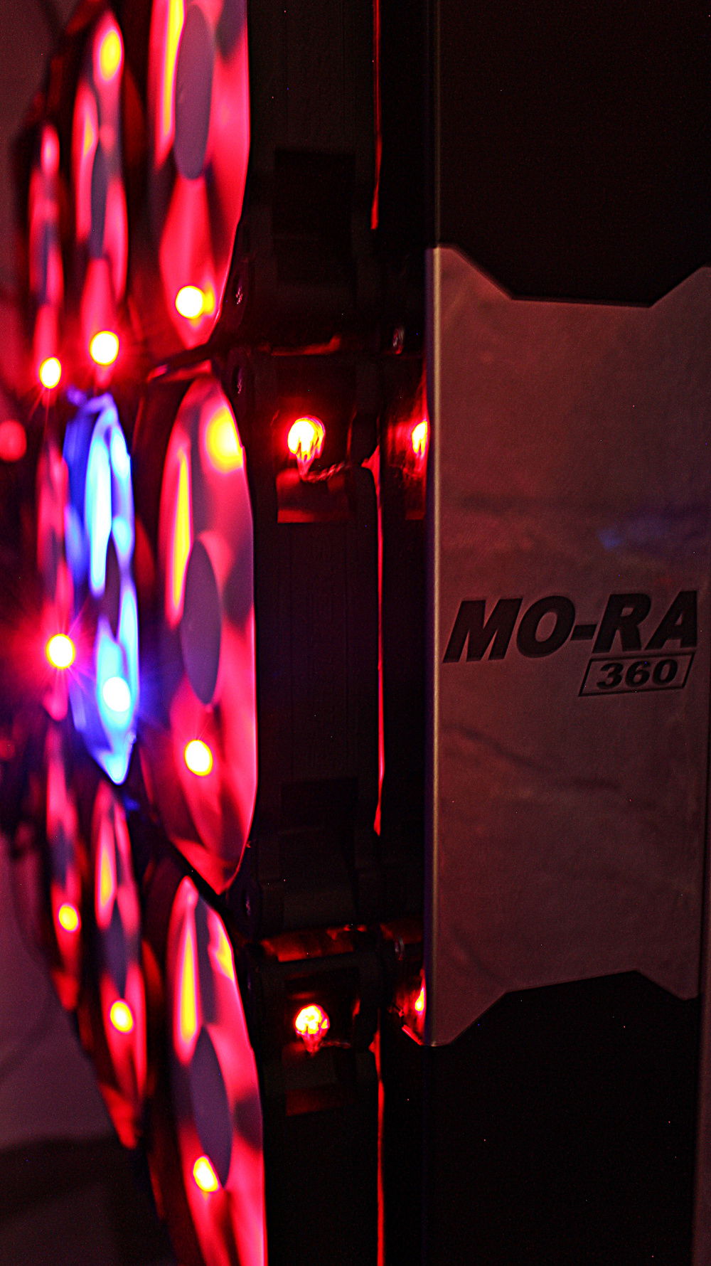Radiator MO-RA3 360 LT mit 9 x PHANTEKS PH-F120SP 120mm Lüfter rot/blau LED