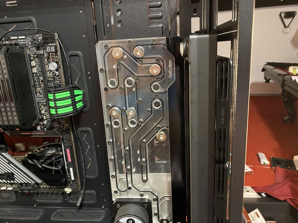 EK slim radiator and slim Noctua PWM fans perfectly fits and do the work !