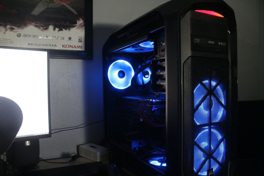 Corsair Graphite 780T case without side panel.