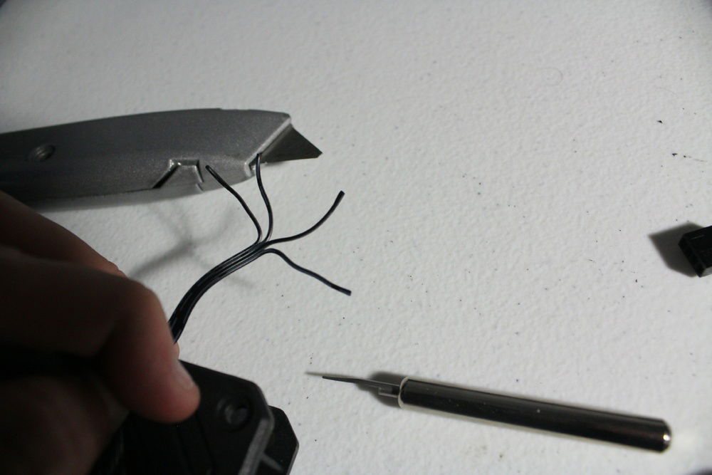 With an utility knife of any tool with the same result I split the cables in order to prepare them for stripping.