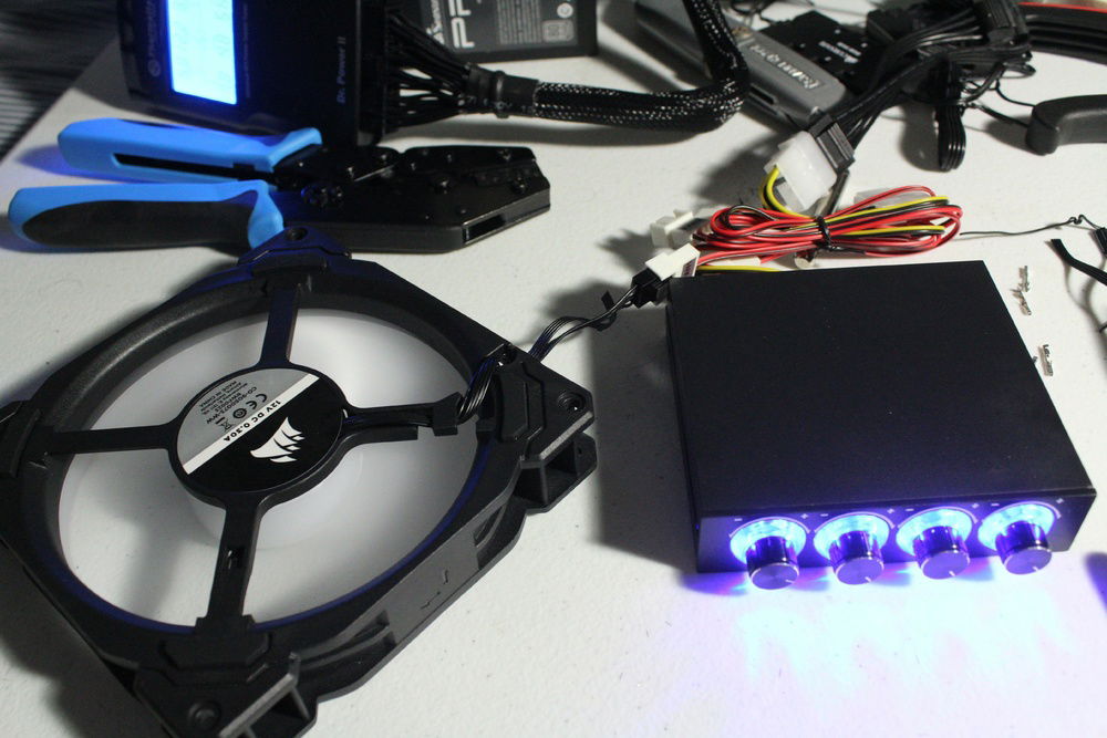 Testing PWM cables. Fan spins, give current PWM data, and can be managed with the fan controller knobs. Now ready to be inserted in the case.