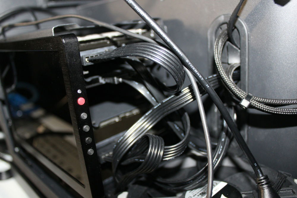 HDD/SSD power and data cable makes it quite messy...