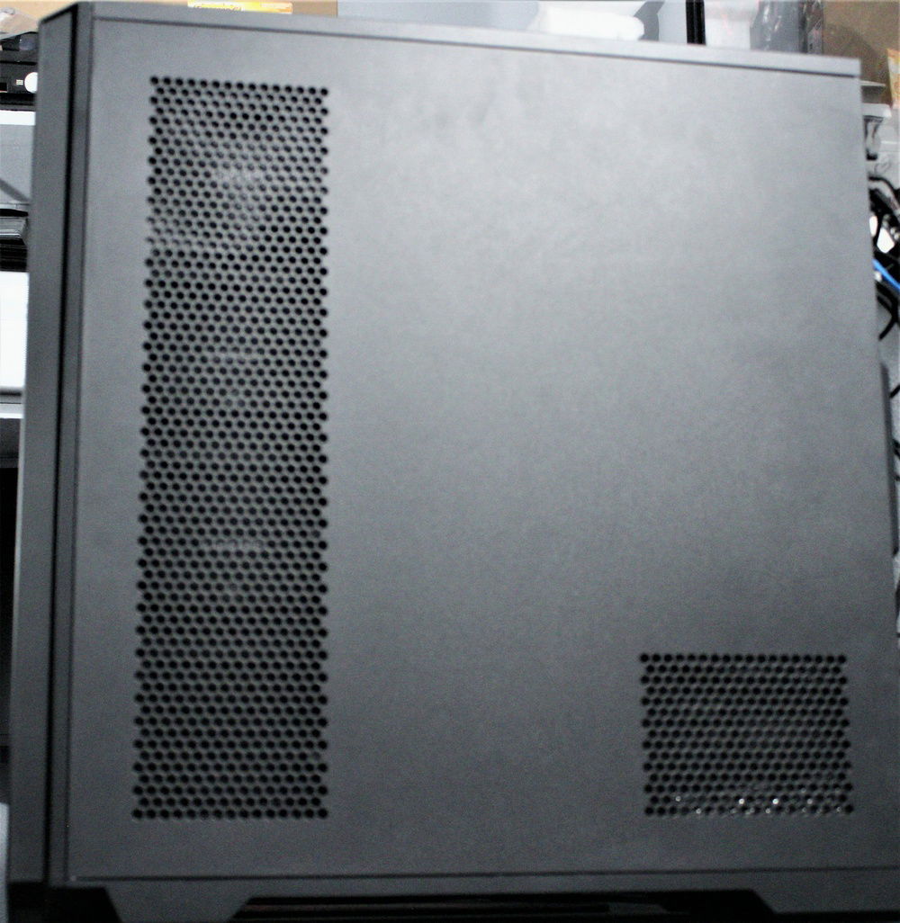 Flat solid panel thanks to proper cable management. In a build with so many components and cables such as this one, this becomes a necessity.