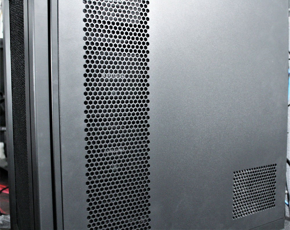 Flat solid panel thanks to proper cable management. In a build with so many components and cables such as this one, this becomes a necessity.