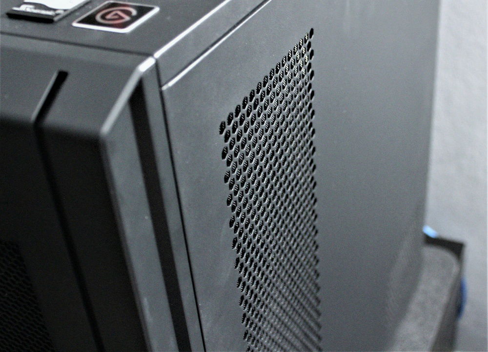 Flat solid panel thanks to proper cable management. In a build with so many components and cables such as this one, this becomes a necessity.