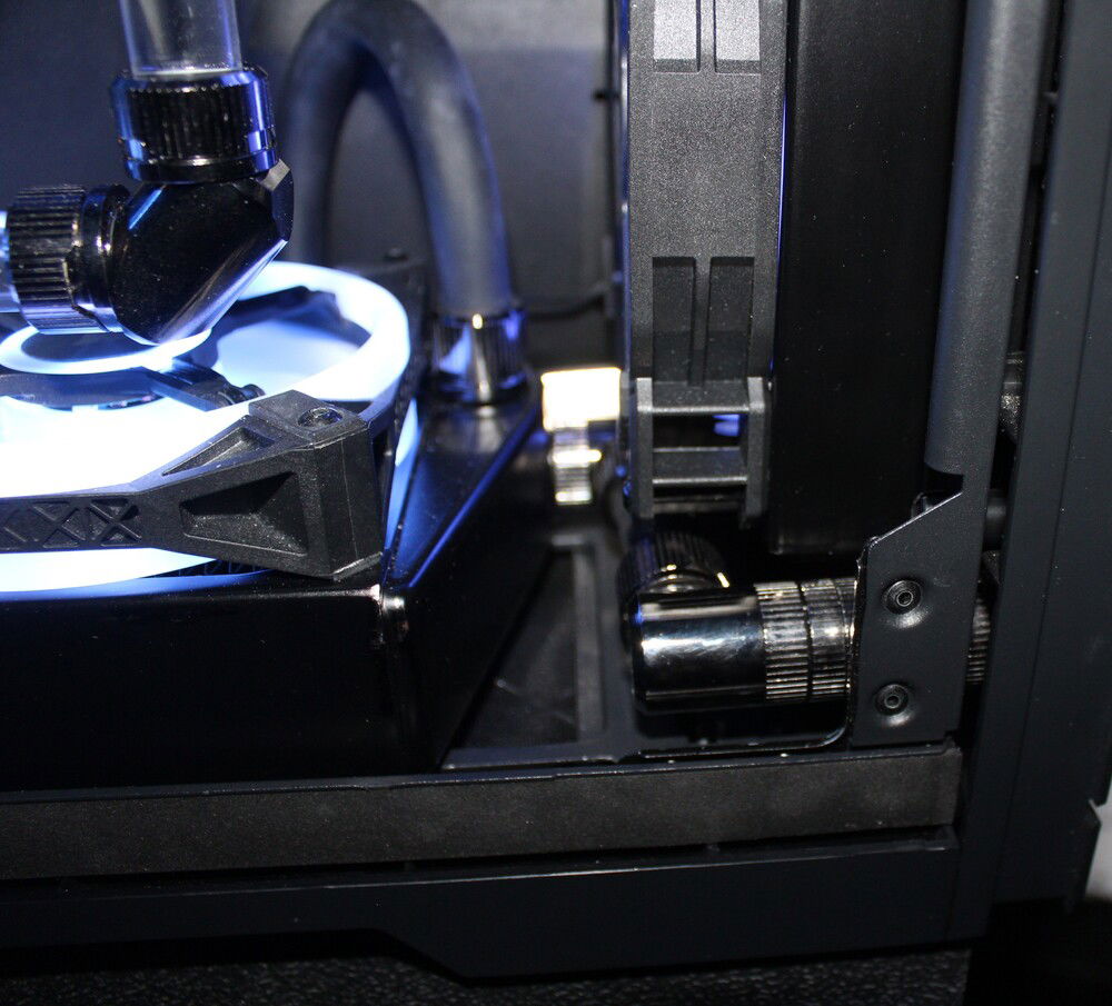 Drain port installed from the bottom radiator's side port. I initially wanted to make a run connecting both radiatos to the drain port, but the space limitation was making it really hard to establish the run so this was the end result. Going to say I'm pretty satisfied with the end result as it drains 85% of the loop's fluid. The rest I take it out by installing a soft run to the Distro plate fill/bleed port and use a Kayak pump to push the remaining fluid out.