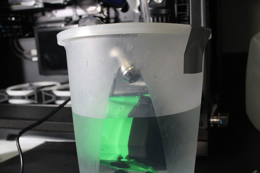 Annoying circumstances demand desperate measures. After flushing Alphacool radiators for more than 4 hours, decided to arrange an external mini loop with an Aquarium pump and a Bitspower Filter fitting to get all the bad stuff from the radiators... The filter fitting is not installed in the final loop. Only used it here to make the flushing process more simple and effective.