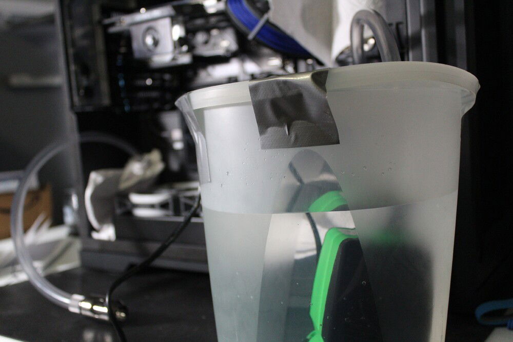 ...In short, Alphacool radiators are probably the dirties radiator in the market. It also doesn't help the fact that they keep being obsessed on painting the G1/4 threads, making possible for scratched paint from installation to get inside the thing...