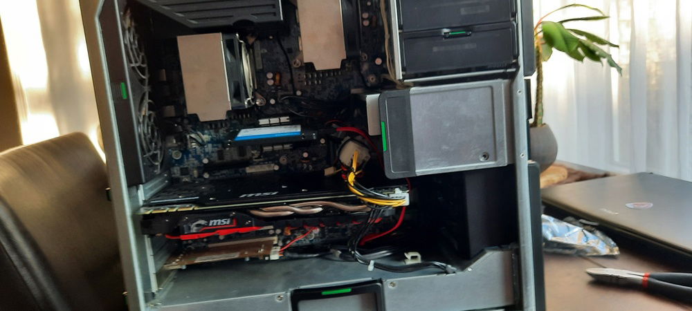 The trashtop, this is not its final state, the x5570 chips were installed just 2days ago from this post. The SSD and the molex converters etc are now nicely tucked in under that DVD-RW drive it has a little compartment.

These converters were 1x molex 1x sata stripped, converted to molex and from 2x molex it goes to the 1070 8pin. (btw the firewire thunderbolt pci is gone with its cables)