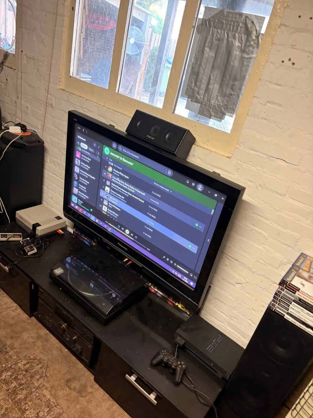 Big thick HDMI 15m connects to the old plasma TV