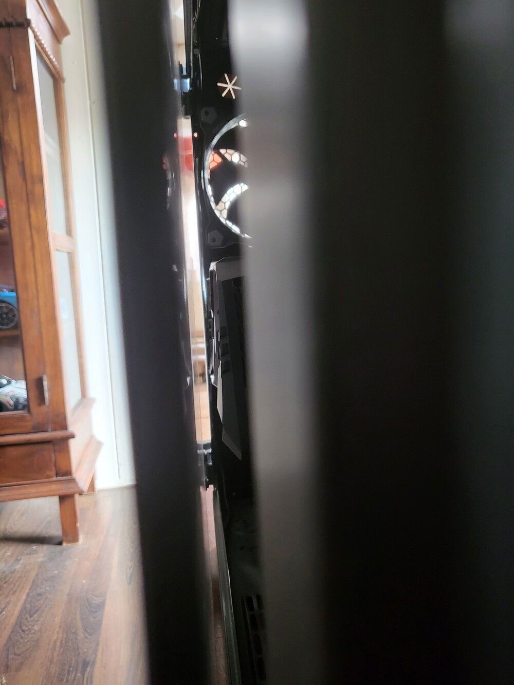 Clearence between glass panel > GPU