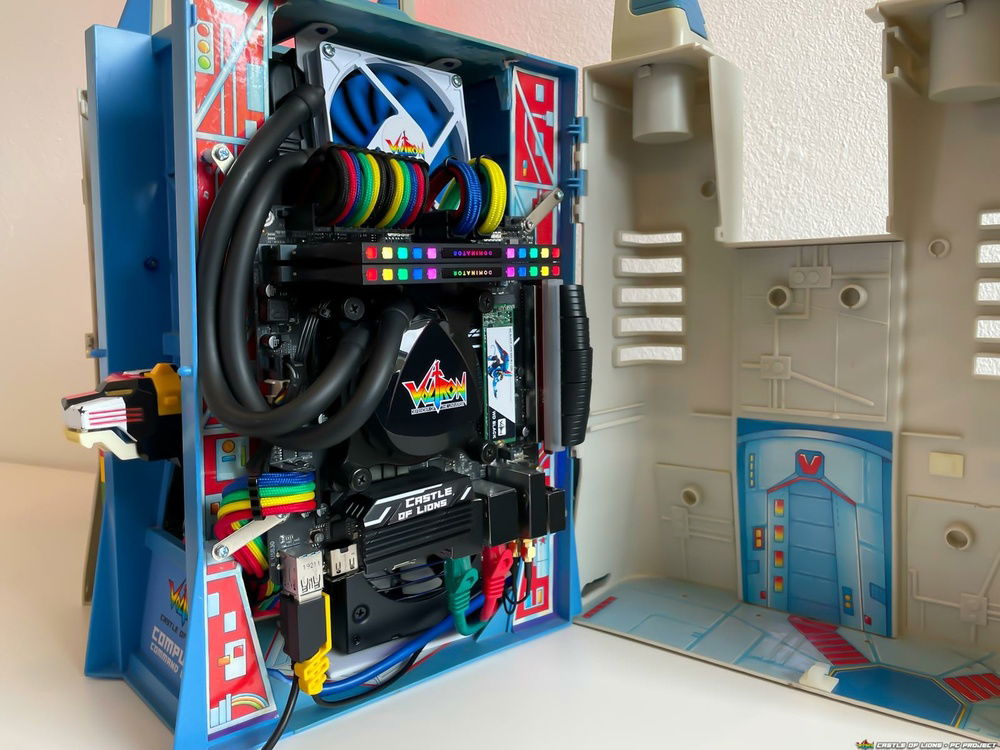 Right side of central chamber, featuring the 92mm AIO, RGB RAM and IO / cables