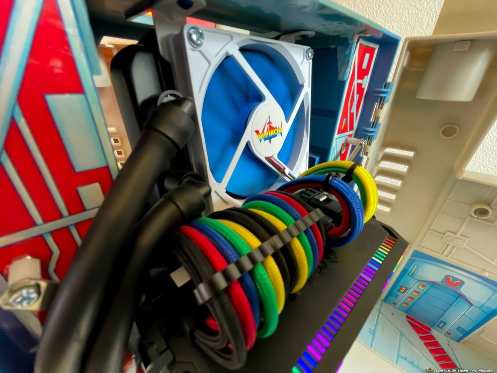 Exhaust fan and coloured cables from CableMod