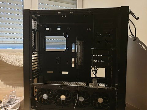 Motherboard tray cover in with reservoir