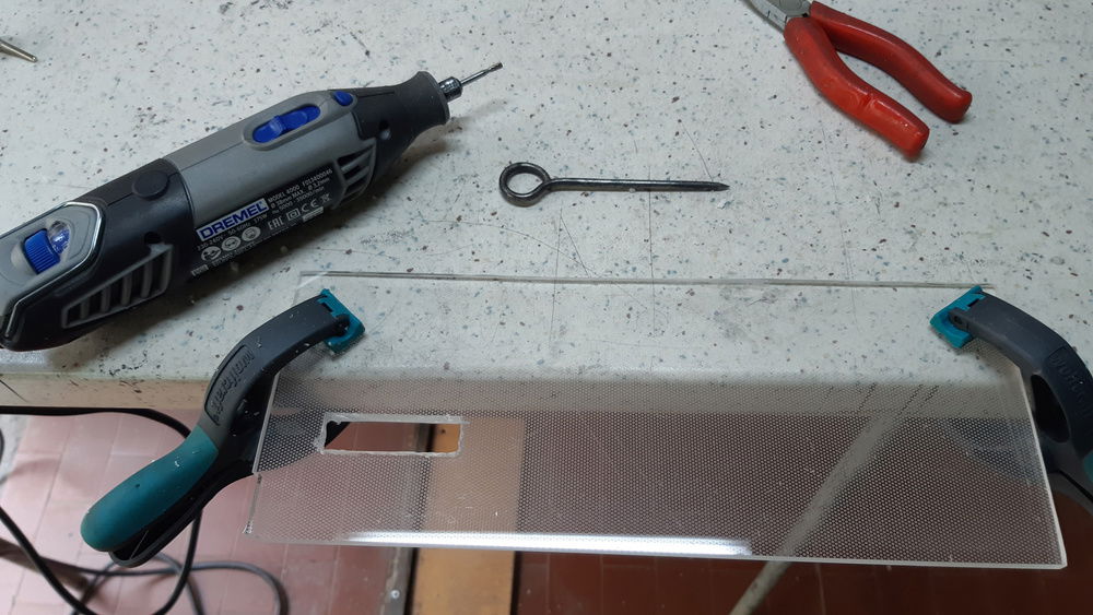 Cutting the plexiglas support for the LED backlight