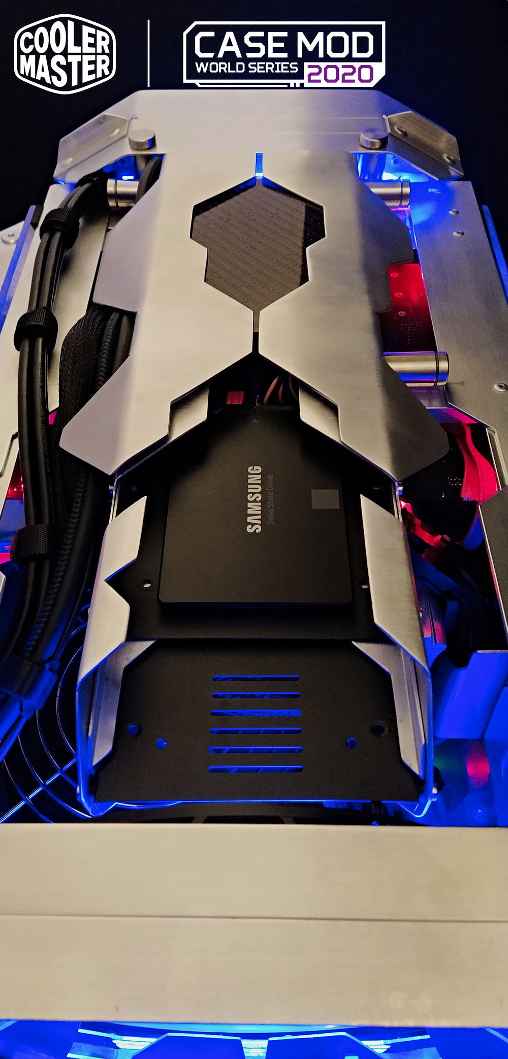 I've added this new inside view of the storage side naked without the external shell so you can see how the cables run beside it, and that the case is well crafted even where it's hidden when fully assembled.