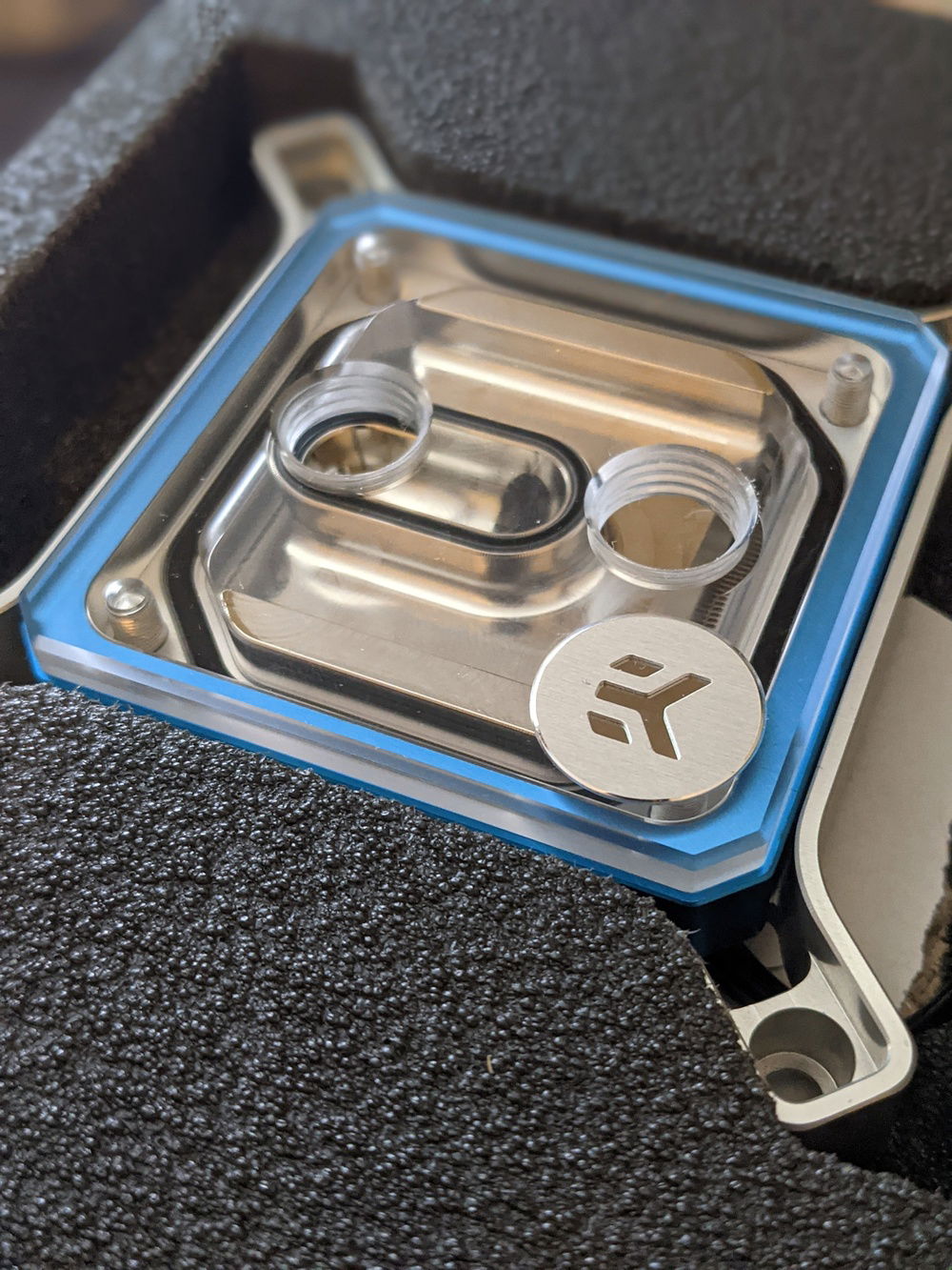 Quantum Magnitude CPU block with blue accent ring