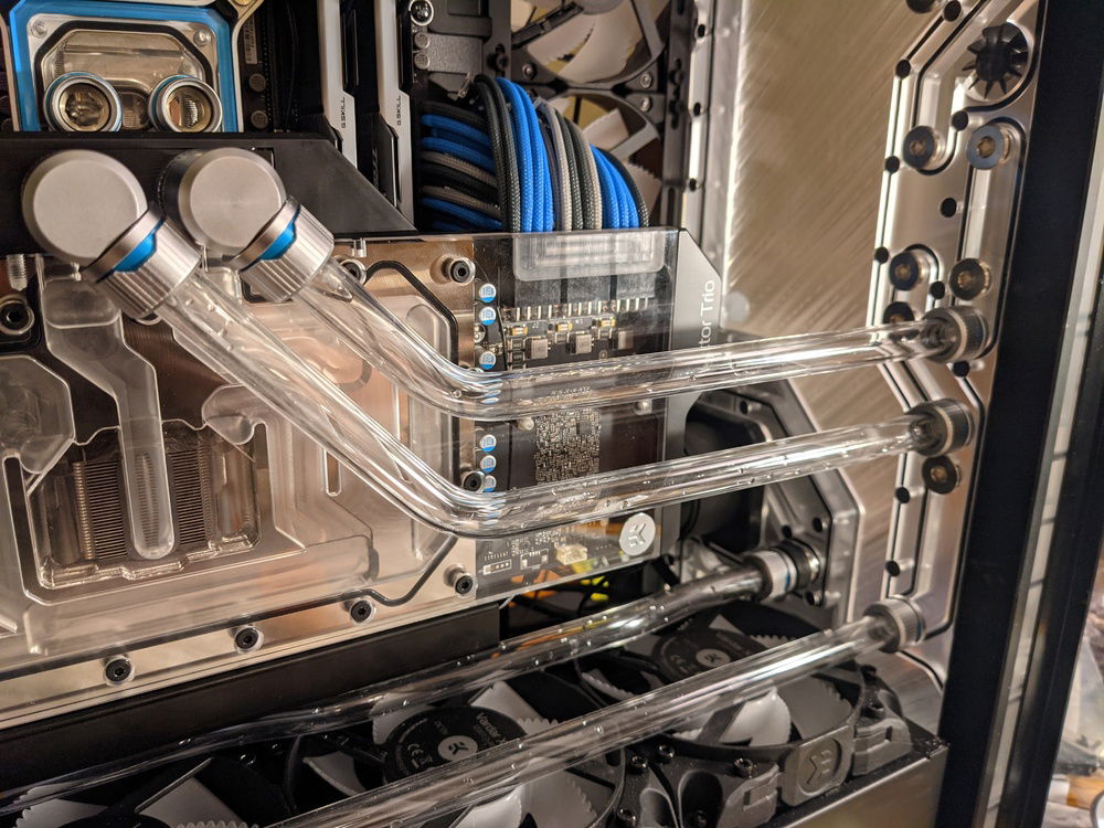 Really like how these bends turned out. The 45 degree bends match the edges of the GPU block terminal and the angle of the PCI-E cables.