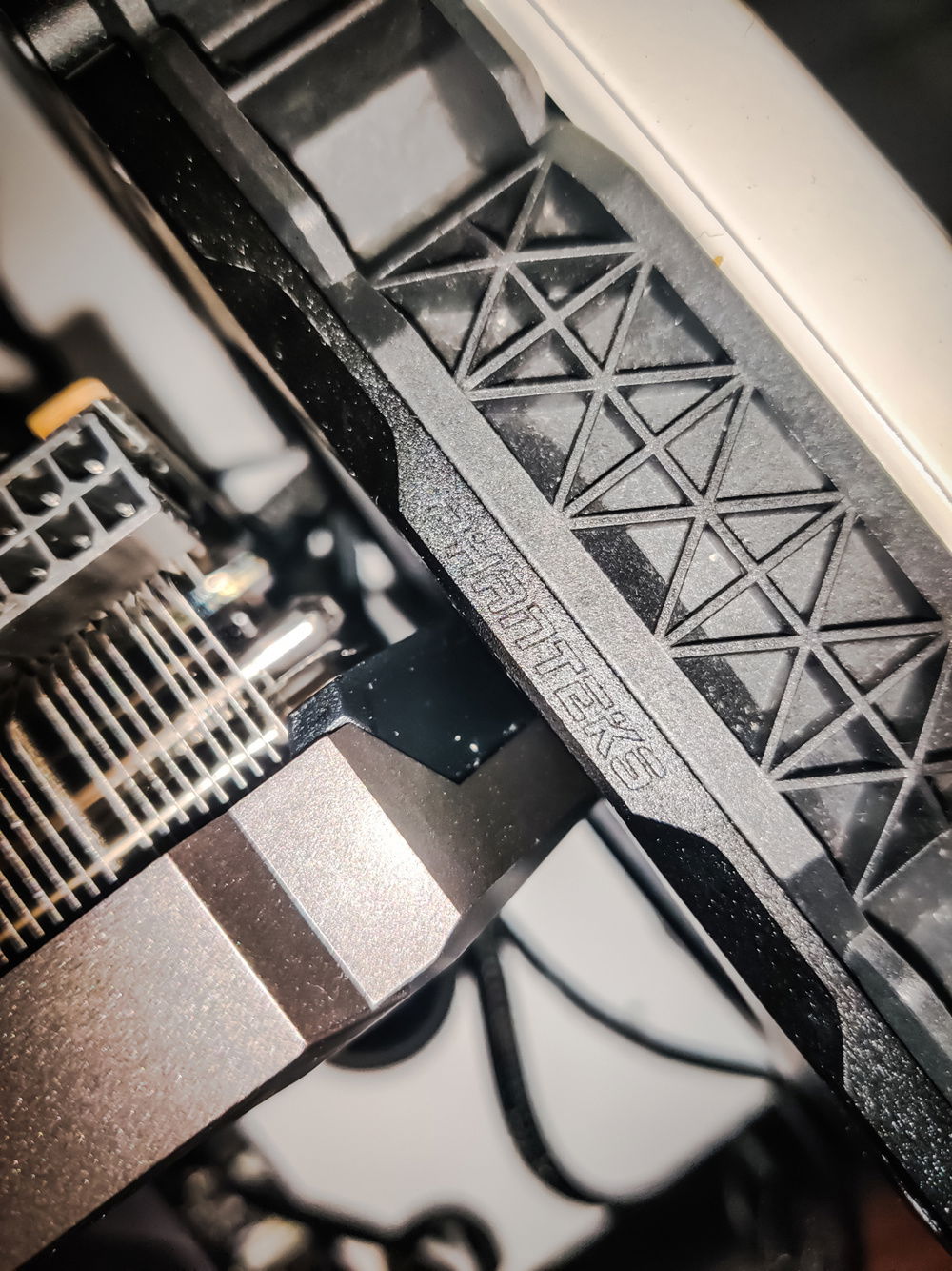 The lack of space between the GPU and the fan, there is 5mm between them, but covered by a fanframe so you cant see it