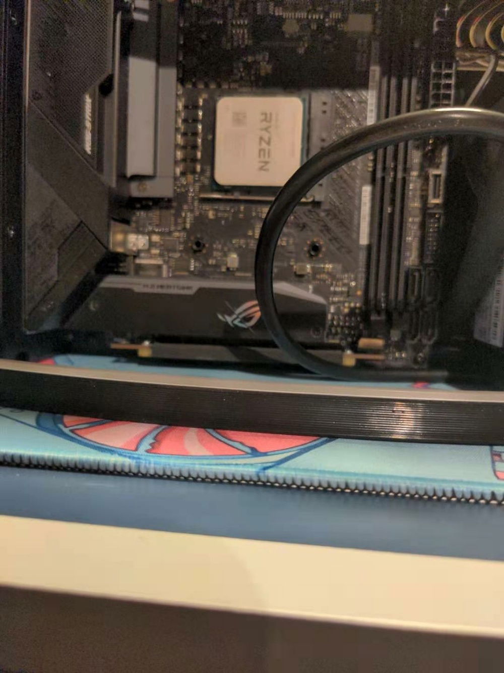 Unfortunately, the Phanteks neon strips were a bit too thick to fit in this build.