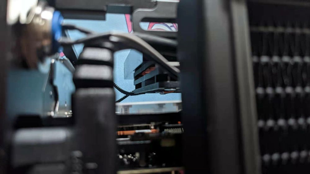 Here's the clearance between the side radiator and gpu.