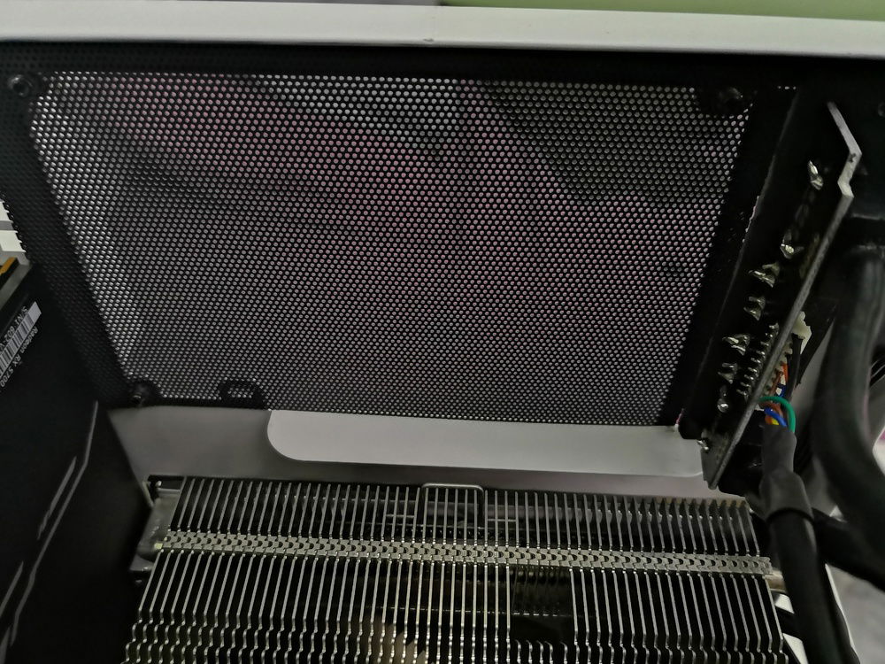 A view of the mounted filter from the front. Also tried to move the front I/O to the rear, held in place by some foam. Spoiler: This didn't really work well.