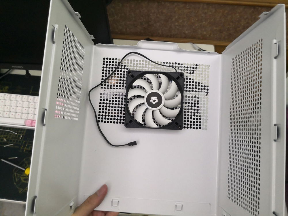 To accompany the P8, I also mounted a slim 92mm fan at the top panel so that hot air exhausted by the NH-L12s would be blown out from the case by this fan and the P8. Also, didn't work out. Fan used here is ID-Cooling's NO-9215.