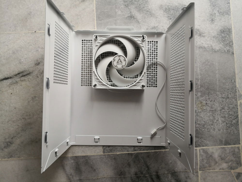 Realized that the 92mm and 80mm fan doesn't perform well and produces way too much noise, I removed both of them and opted for a single 120mm Arctic P12 fan mounted to the top panel, and ensured that it was right about the top of where the L12s would be. This also helps to exhaust the heat from the GPU.