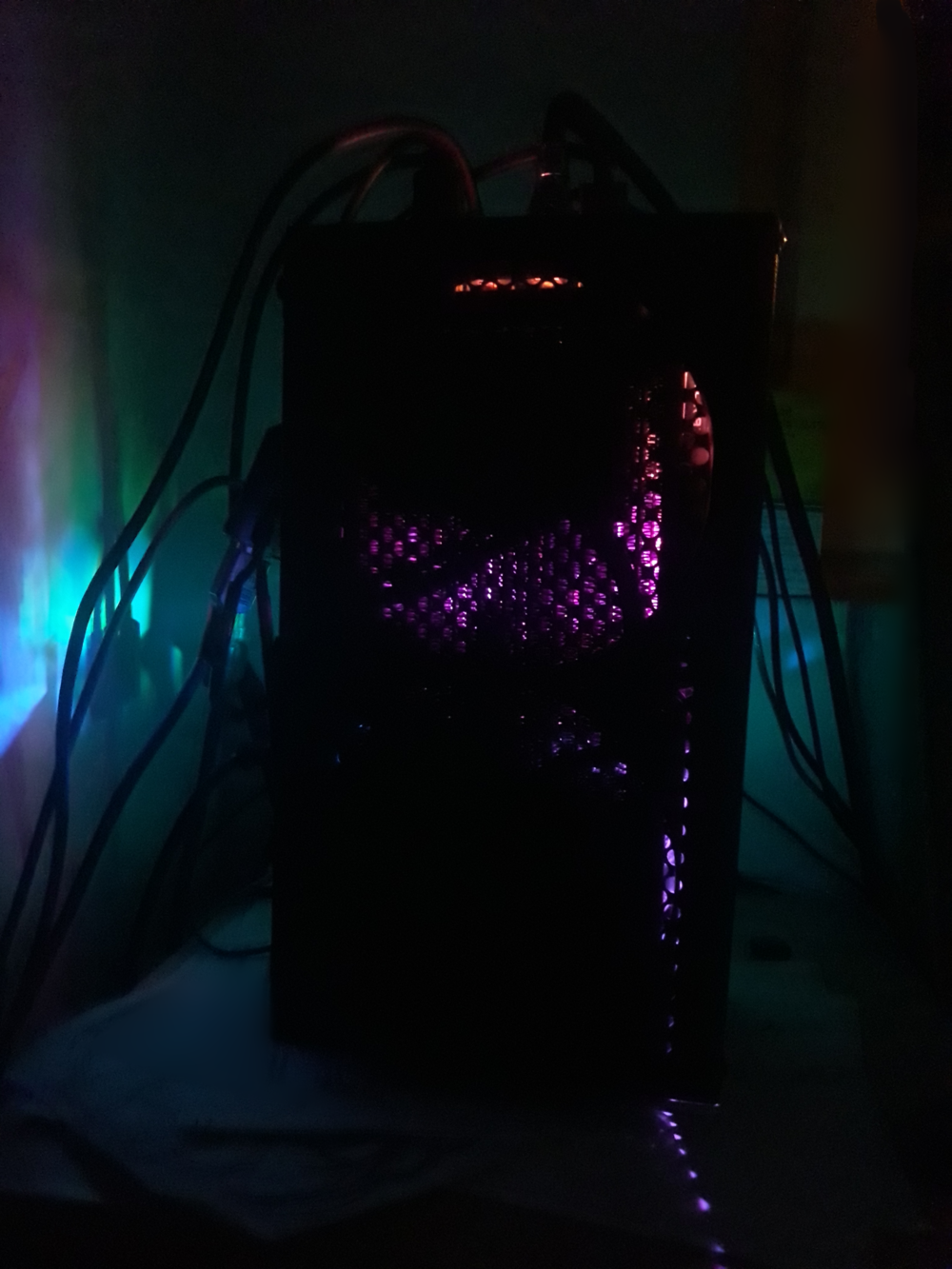 Fan side in the dark room.   Pretty nice looking lighting effect coming from the rgb gpu waterblock thats inside