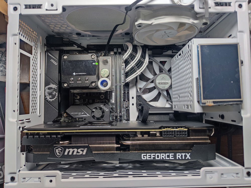 This was before I figured out how I was going to mount the top rad; test fitting dual top exhausts with 25mm thick fans gave me enough warning to anticipate serious clearance issues for the radiator and fan combo I wanted to install. The side fan intake and the internal LCD is also mocked up in this pic.