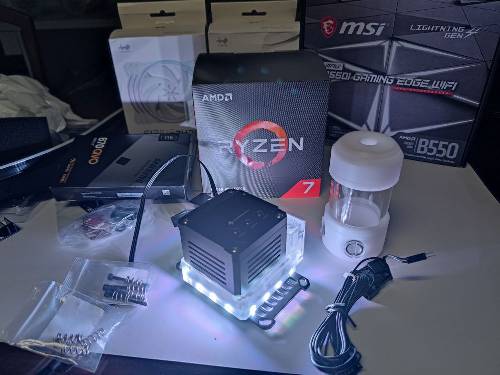 The Barrow combo pump / reservoir / block was perfect for this compact build.