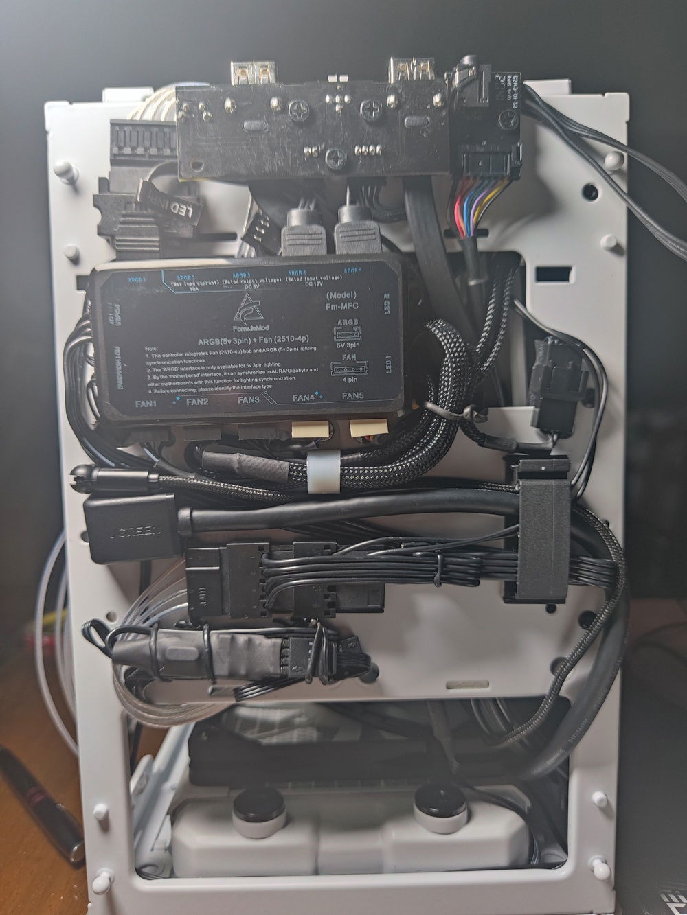 No space for mounting SSDs at the front. Side note, the HDMI and USB cables leading to the screen in at center-left, right below the fan/RGB hub.